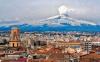 Mount Etna's Eruption Has Tourists Worried Over This Falling From The Sky In Piano Vetore