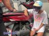 Barpersonal und Touristen überwältigen obszönen Mann, der sich in Pattaya entblößte