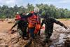 Indonesian residents hunt for food and water after deadly floods. 193 dead in Sri Lanka (World)