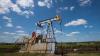 Oil edges up on strong US economic growth, supply risks