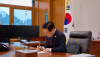 Lee formally appoints chief state auditor President Lee Jae Myung on Wednesday granted a letter of appointment to Kim Ho-cheol, the new chief of the Board of Audit and Inspection (BAI), Cheong Wa Dae said. A human rights lawyer, Kim previously served…