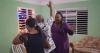 Cuban family dances "Vivir lo nuestro" and the UNE surprises them in the middle of the party