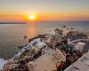 SANTORINI: PARADISE DESTINATION BECOMES A TOURIST HELL
