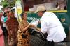 Baznas delivers 400 iftar meal packages to South Jakarta scavengers