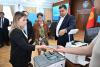 CEC of Kyrgyzstan demonstrates remote voting equipment to PACE rapporteur