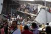 Venezuelans search for relatives with their bare hands under rubble