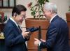 Chile's President Gifts MOU Signing Pen to Lee in Warm Summit
