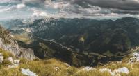 Two Dutch hikers seriously injured in separate falls in Austrian Alps