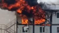 Fire engulfs earthquake housing site in Turkiye