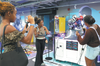 Foreign visitors touch future in Shenzhen