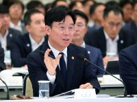 Industry Minister Urges Comparing 52-Hour Workweek With Rival China