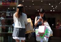 Foreign Tourists Snap Up 3,000-Won Bags at Korean Supermarkets