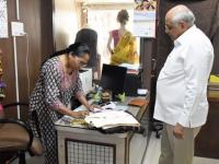 India News | Gujarat CM Bhupendra Patel Purchases Handloom Products on National Handloom Day, Backs 'Vocal for Local'