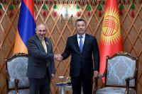 Sadyr Japarov holds talks with Armenian Prime Minister Nikol Pashinyan