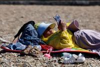 Crowds flock to sea but can’t escape the heat in northeast China