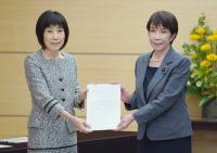 Japan to Raise Salaries, Bonuses for Govt Workers