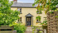 'Characterful' holiday cottage with 'quirky' garden minutes from famous Wales book town