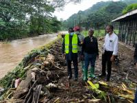 Cameroon: Limbe City Mayor Assesses Damage After Torrential Rains, Visits Landslide Survivor