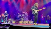 RUSH's ALEX LIFESON And GEDDY LEE Talk 'Crazy' Reaction To Band's 'Fifty Something' Tour, Possibility Of New Music