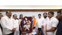 National Handloom Day: Shiv Sena MP gifts Solapur dhawal to PM Modi