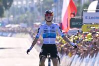 Vollering wins Stage 8 to take lead at Women's Tour de France from Niewiadoma-Phinney