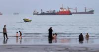 Iran says Hormuz deal close, not close enough to open