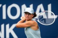 Iga Świątek avoids upset in gritty 3-set win over Marta Kostyuk at Canadian Open