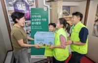 Hana Financial Delivers 'Happiness Boxes' to Myeongdong Small Business Owners