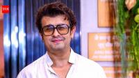 Sonu Nigam performs Mohammed Rafi's classic ‘Suhani Raat Dhal Chuki’ during surgery, shares video with heartfelt note about 'the joy of music' - WATCH