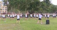 Overseas tourists experience ancient Chinese exercise, traditional Chinese medicine