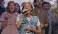 Carrie Underwood Makes Surprise Appearance At Her Nashville-Area Church For Performance Of “What A Beautiful Name”