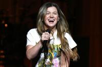 Kelly Clarkson suffers wardrobe malfunction at Las Vegas show: ‘Uh-oh’