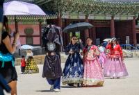 Summer heat can't cool tourists' hanbok enthusiasm