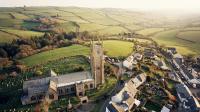 Rick Steves Recommends This 'Smart Move' On Every Trip To England, Except In Cities