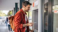 Students offered £100 cash, free railcard and food deals as banks battle for freshers
