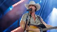 Country music superstar goes viral with epic acoustic performance of hit song