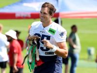 Former Arkansas Razorback Hunter Henry ends limbo, signs 2-year extension with Patriots