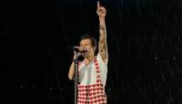 Harry Styles turns rainy concert into fashion moment