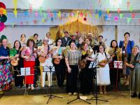 Winnipeg woman helps Filipino seniors discover joy through ukulele