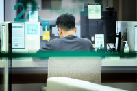Korean Borrowers Line Up at Dawn for Loans as Banks Tighten Credit