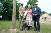 How many Latvians are there in Estonia?