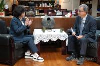 Education minister stresses independent thought in AI era