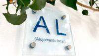 Short-term holiday lets: families book later, Algarve cuts prices