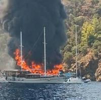 Blaze forces families to abandon Turkish tour boat