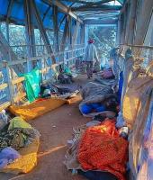 Maisha Ya Nairobi Ni Ngumu - Look at this trending PHOTO taken at a footbridge