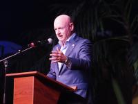 Sen. Mark Kelly calls for Iowans to elect Democrats so Congress can investigate Trump ‘corruption’