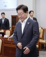 Lee's Approval Falls to Record-Low 44% on Housing Discontent