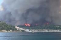 Hundreds Rescued From Greek Beaches by Small Boats as Raging Wildfires Force Evacuations
