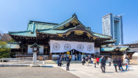 Japanese PM makes offering to Yasukuni Shrine on WWII surrender anniv.