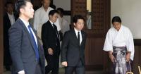 Japan PM sends offering to Yasukuni shrine, 4 ministers visit on war anniv.